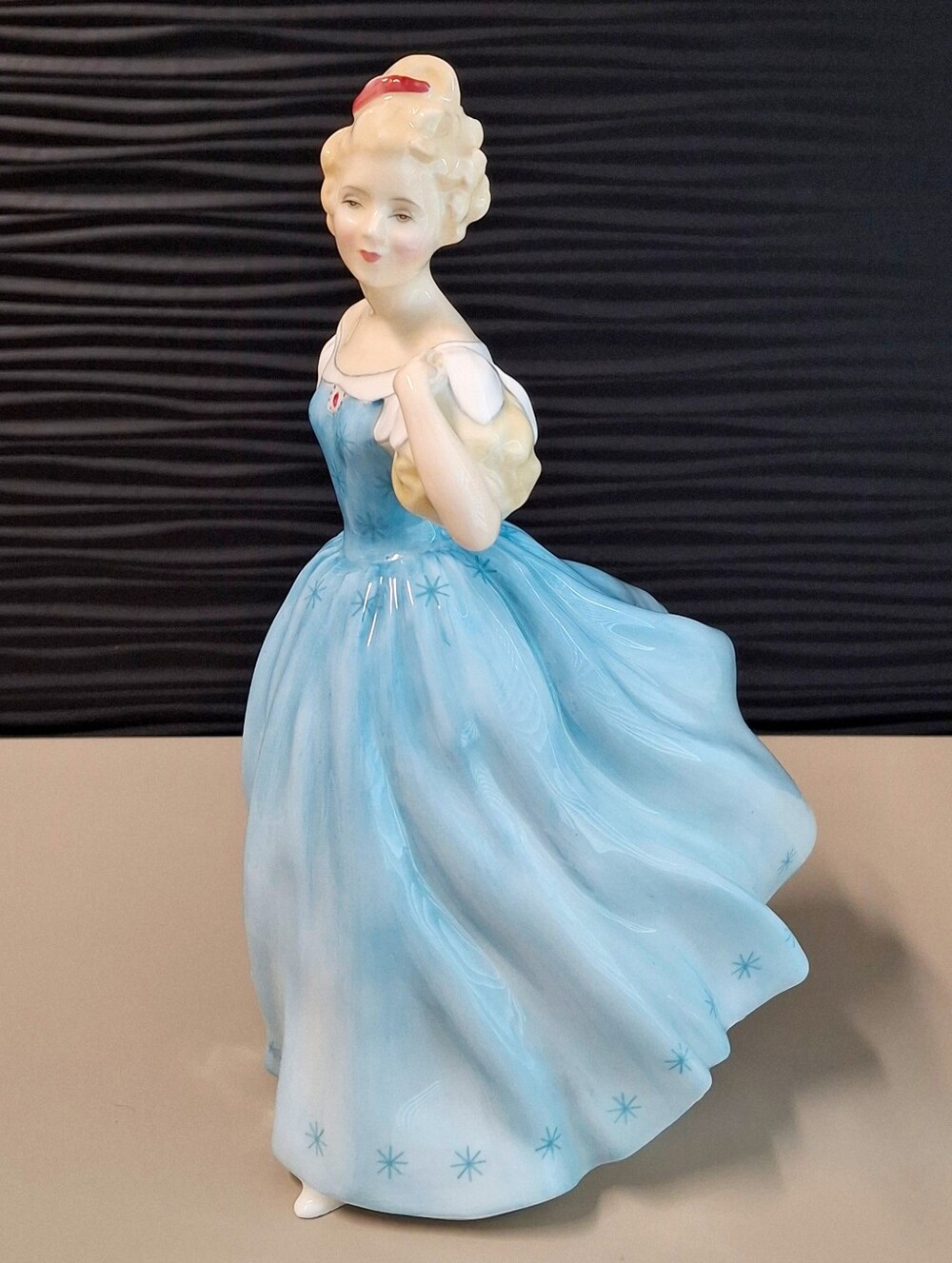 Royal Doulton "Enchantment" Lady Figuine Bone China Made in England HN2178